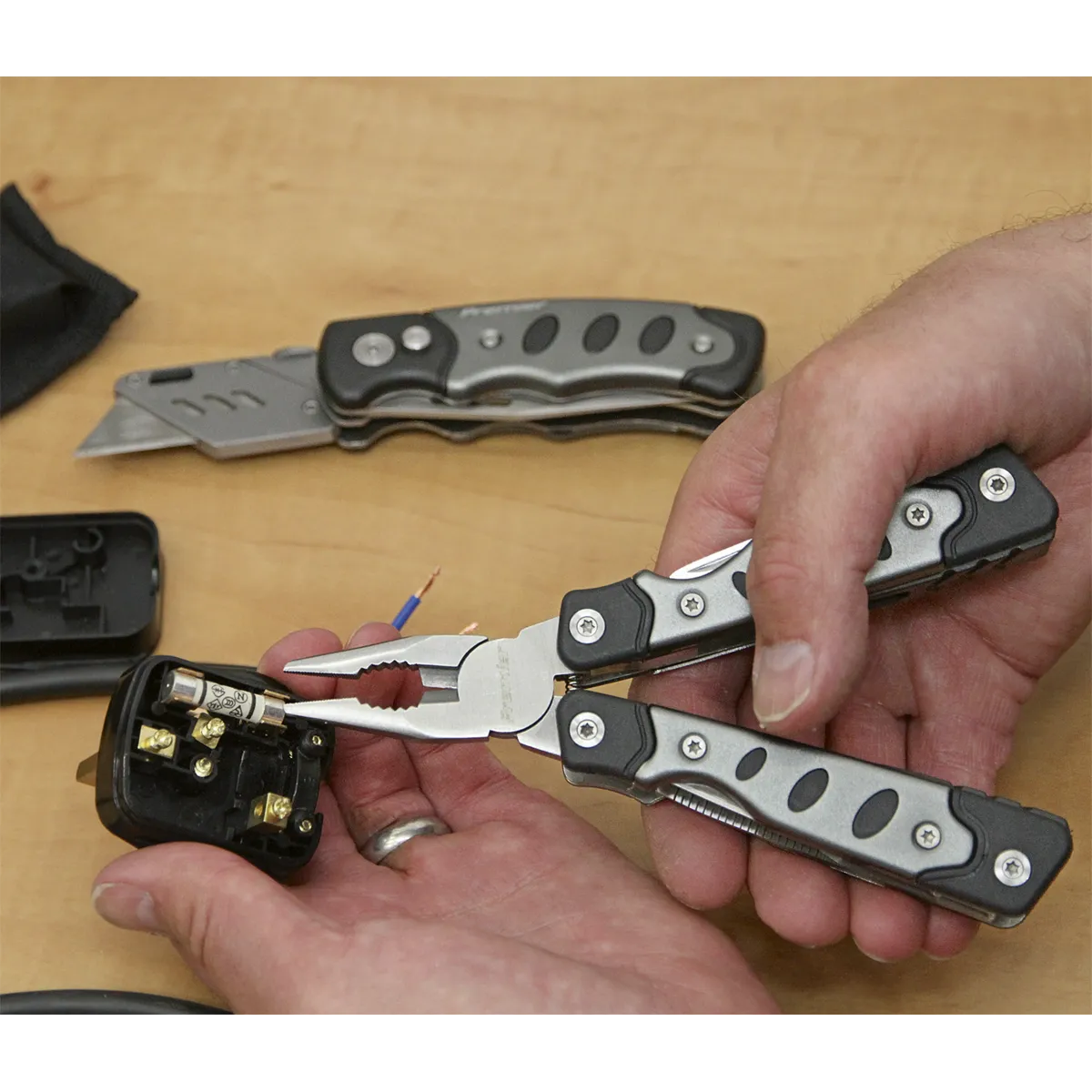 Multi-Tool & Twin Blade Knife Set 2pc 15 Function